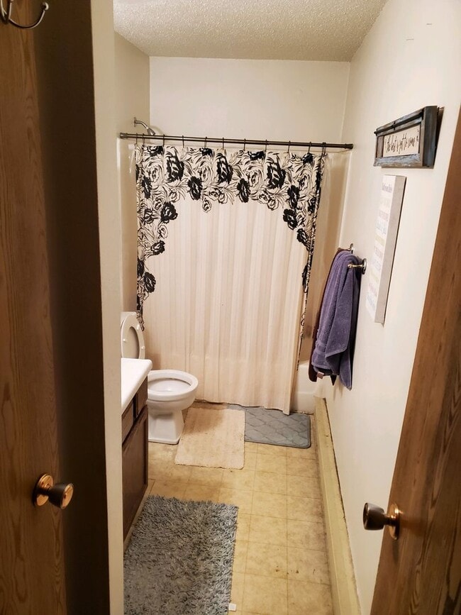 Building Photo - Private Townhome on the Corner!