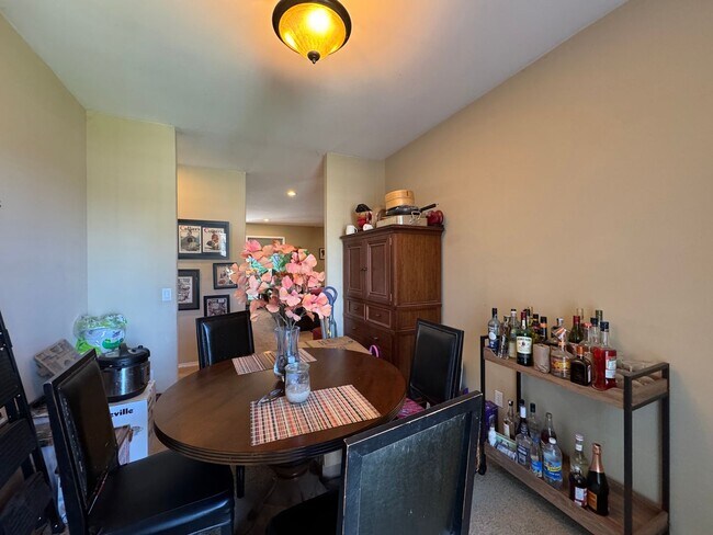 Building Photo - 3 Bedroom, 3 Bathroom House - Walking distance to the beach