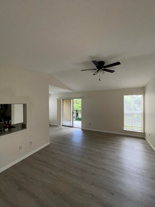 Building Photo - 899 Riverside Dr