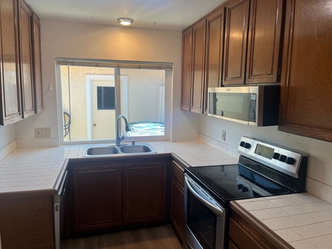 Building Photo - 2+bd/1ba Single Story Duplex Minutes Drive...
