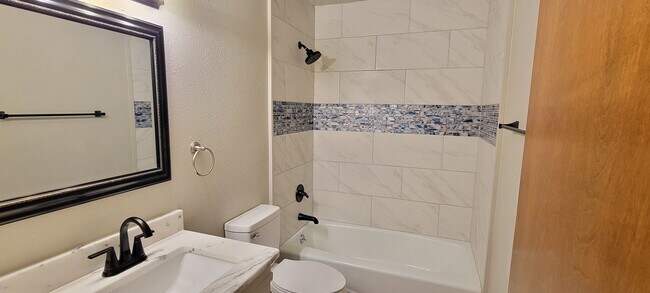 Building Photo - COLONIAL PARK LUXURY CONDO TOTAL UPDATED