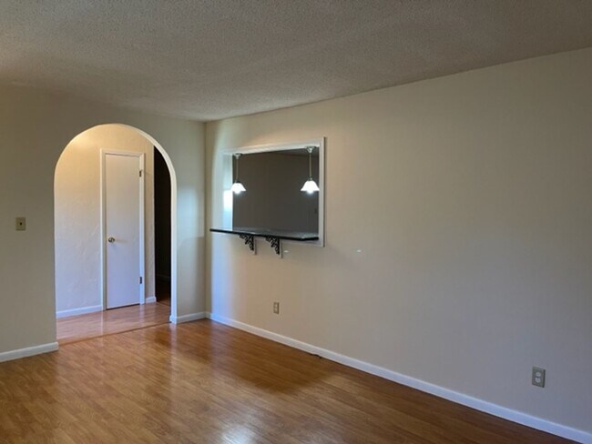 Building Photo - 3 Bedroom, 2 Bathroom, Great Location!