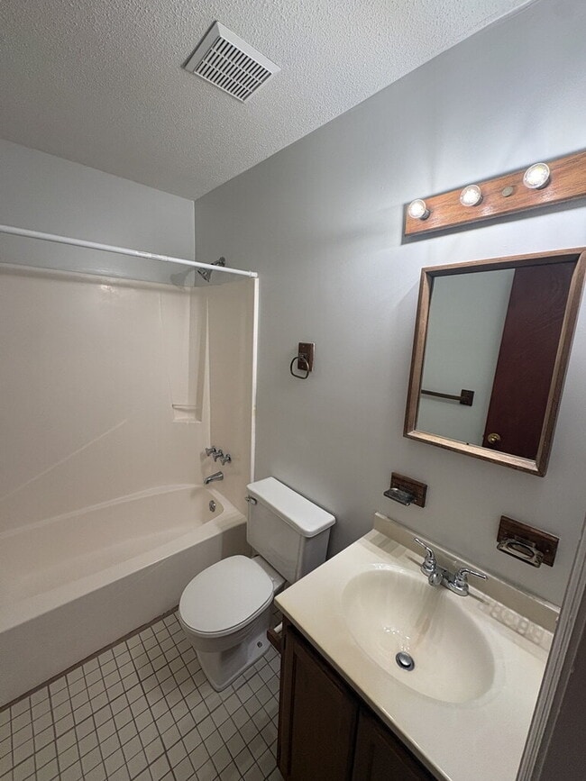 Building Photo - 103 Pine Crest Dr