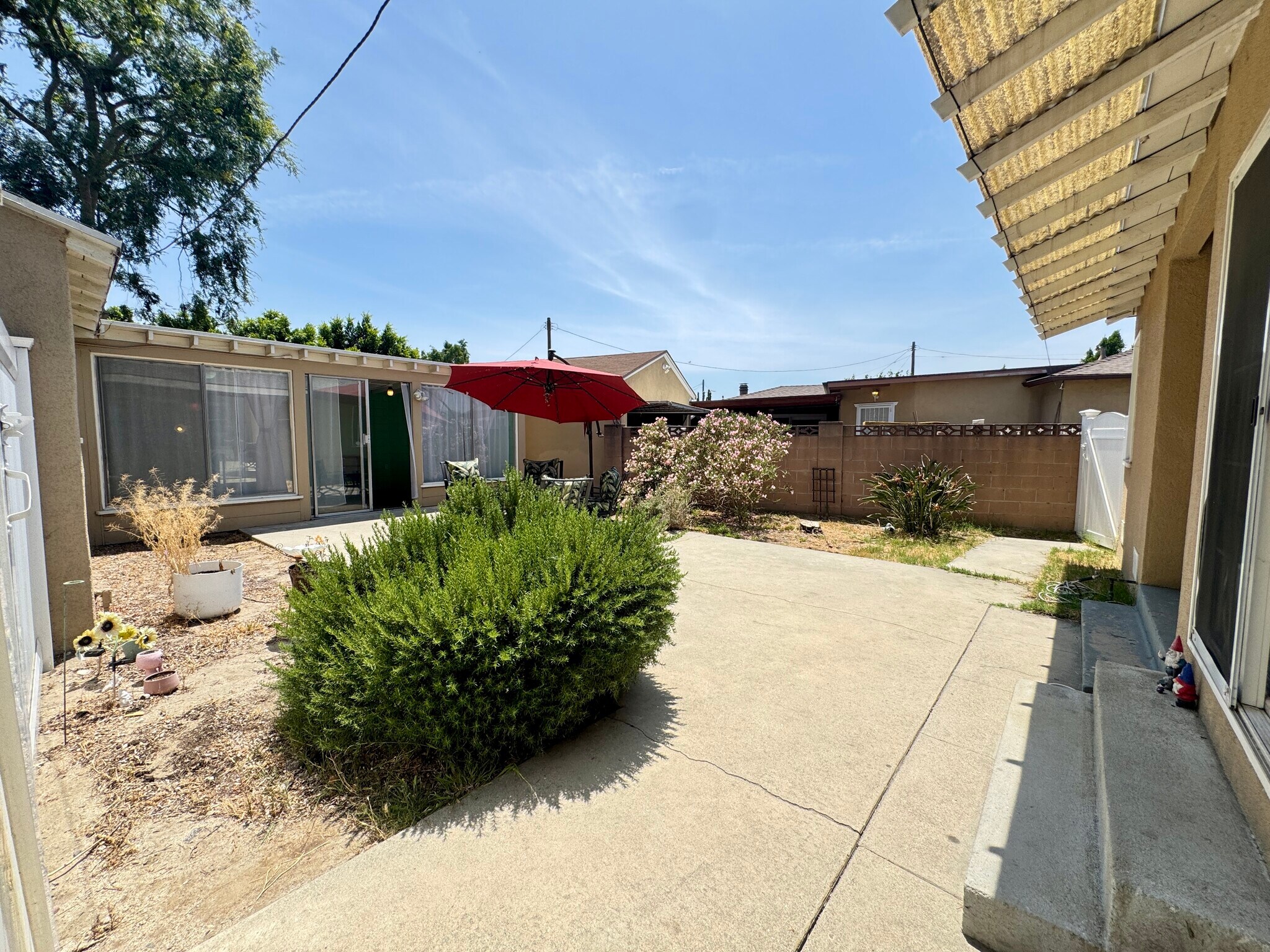 Patio with free patio furniture - 6664 Ensign Ave