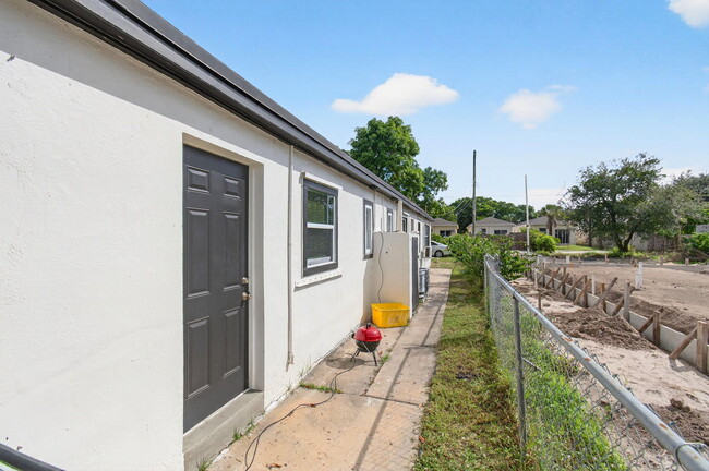 Building Photo - 614 N E St