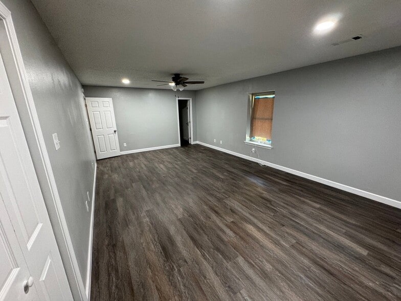 Building Photo - 311 J W Davis Dr