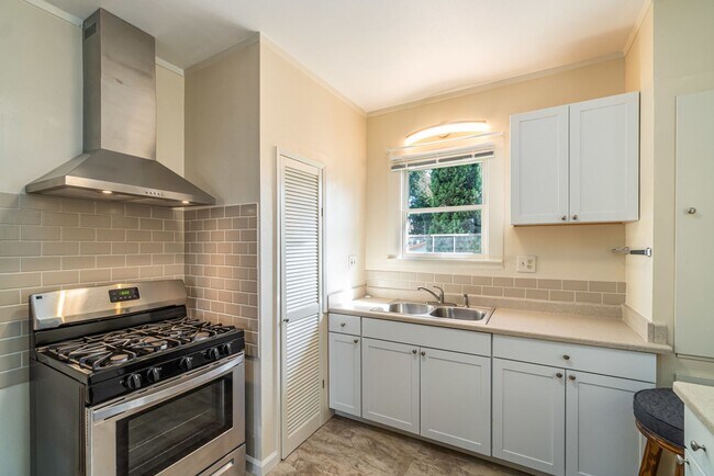 Building Photo - 2811 Encinal Ave