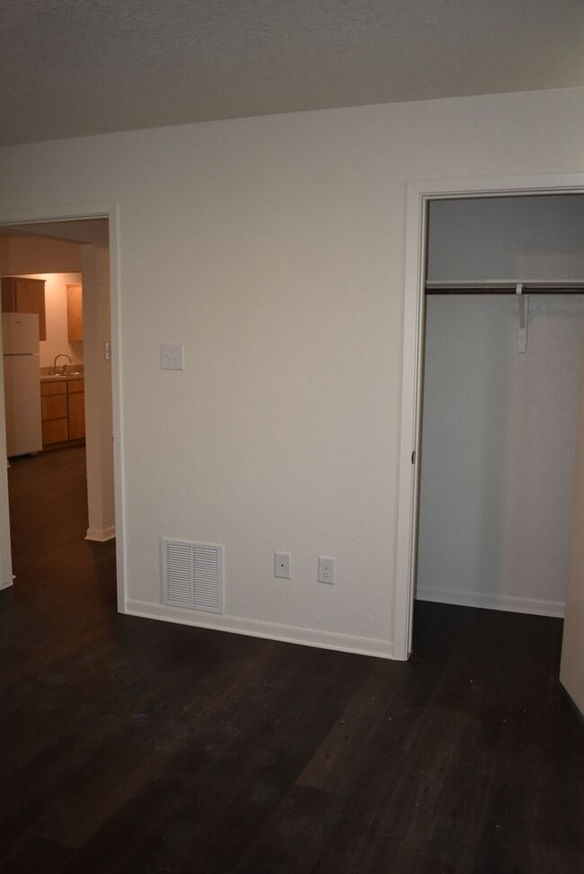 Building Photo - 504 S Juanita Dr