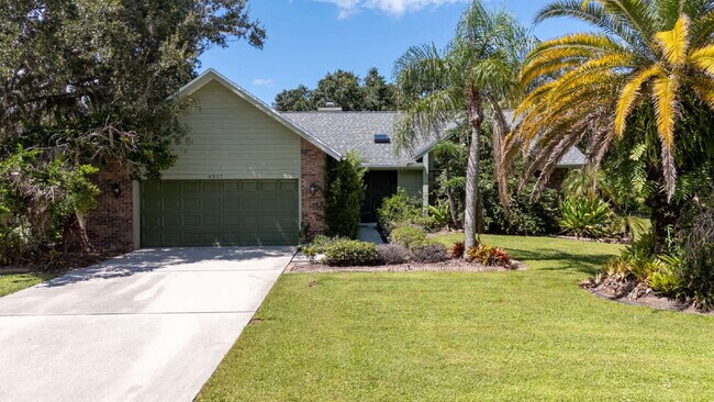 Primary Photo - Enjoy Florida living in this spacious 3BR/...
