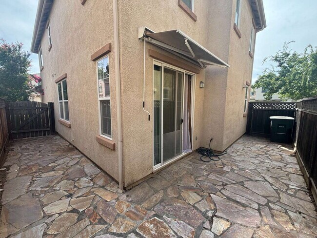 Building Photo - Spectacular 3 bed 2.5 bath home in Lincoln Crossing