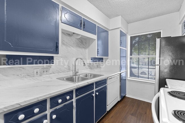 Building Photo - Spacious 2-Bedroom Duplex in South Fort Wo...
