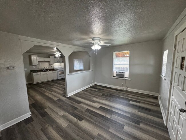 Building Photo - CHECK OUT THIS LOVELY HOME & APPLY TODAY!