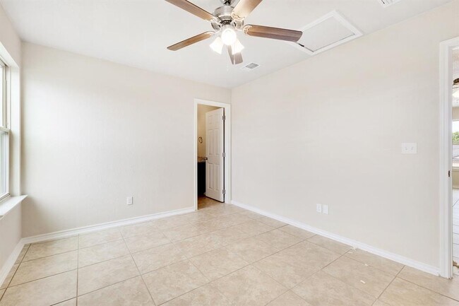 Building Photo - 2200 Creekside Ln