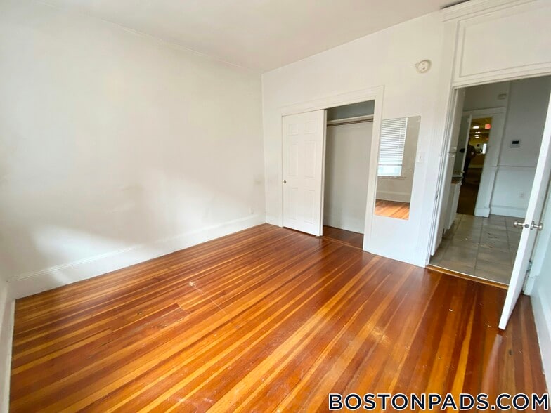 Building Photo - 64 Hemenway St