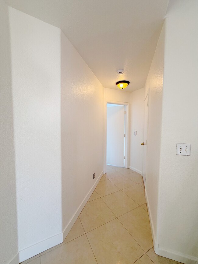 Building Photo - 593 Old W Ct