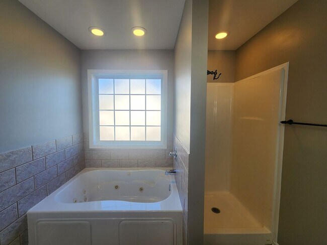 Building Photo - $2500 - 5 Bedrooms 3 Baths + Bonus Room