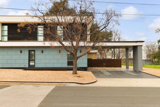 Primary Photo - 900 W Live Oak St