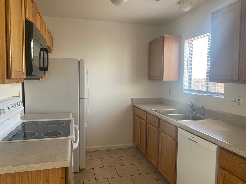 Building Photo - 247 S Cherry Ave