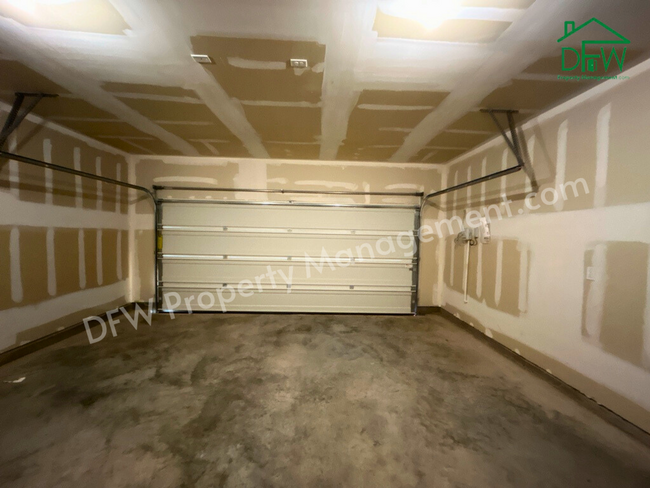 Building Photo - Spacious 5-Bedroom Home with Modern Upgrad...