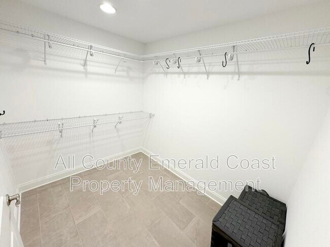 Building Photo - 481 Kelly St