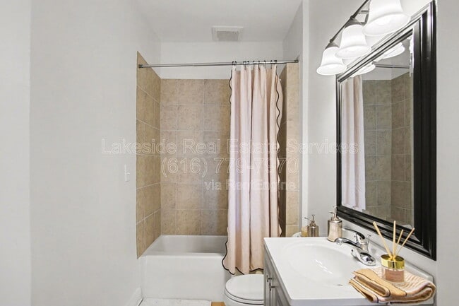 Building Photo - 1101 Dayton St SW