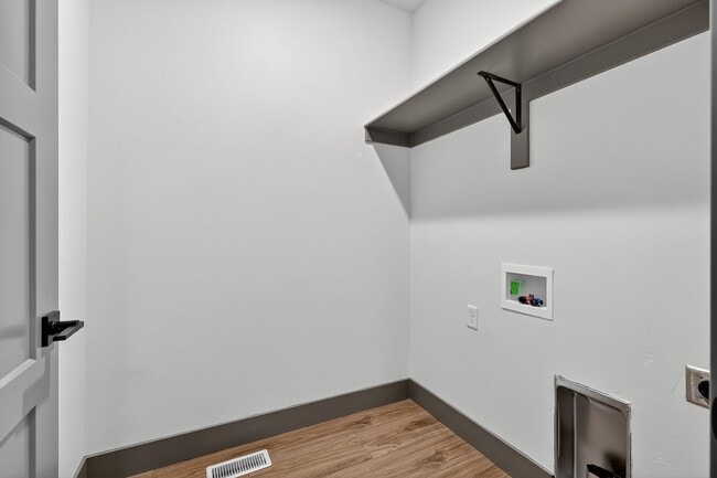 Building Photo - BRAND NEW TOWNHOME IN AMMON IDAHO 3 BED2.5 BATH WITH 2 STALL GARAGE