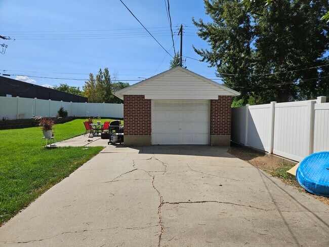 Building Photo - 330 900 N