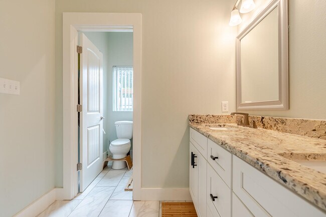 Building Photo - 409 Hideaway Ln