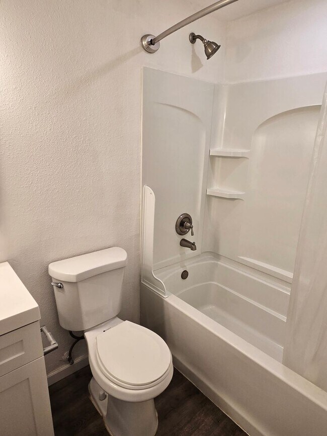 Building Photo - 3-bedroom by New Re-developed Paradise Val...