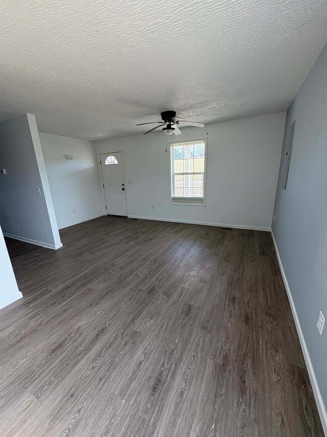 Building Photo - Country Living Home!