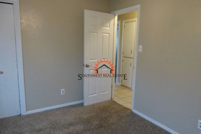 Building Photo - Lovely 3 bedroom 2 bath brick home.