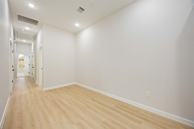 Building Photo - 8110 Brandon St