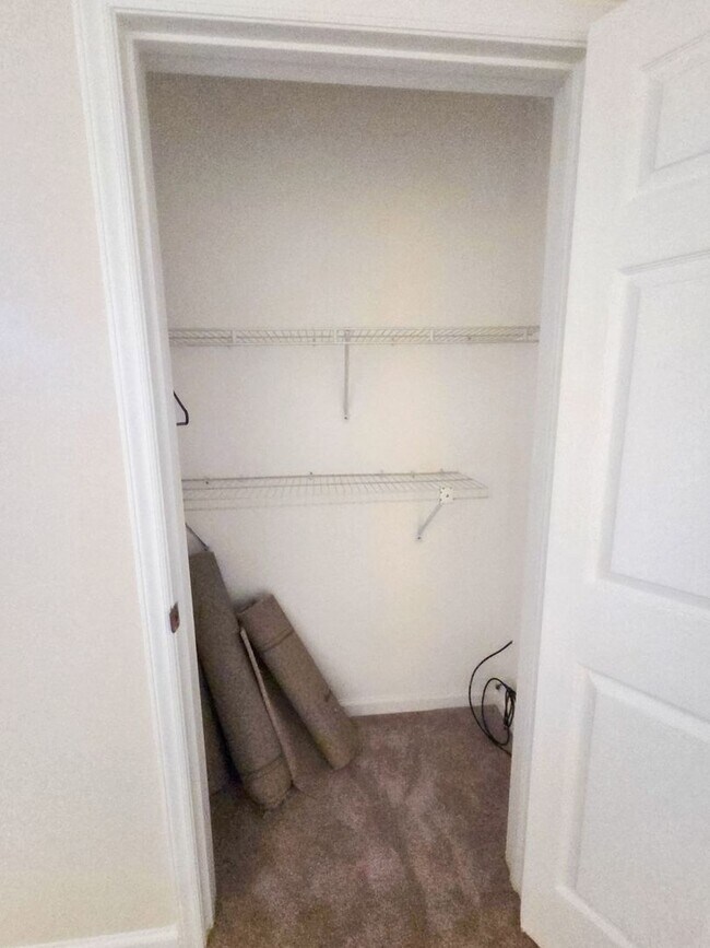 Building Photo - Stunning 2br/2bth condo in North Bethesda,...