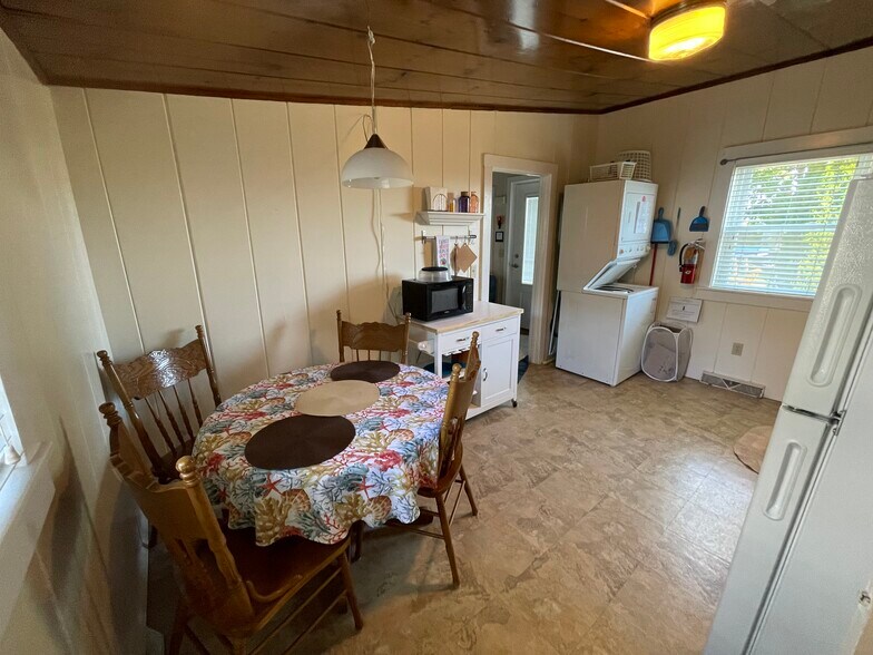 eat-in kitchen with stack laundry - 38B Warren Ave