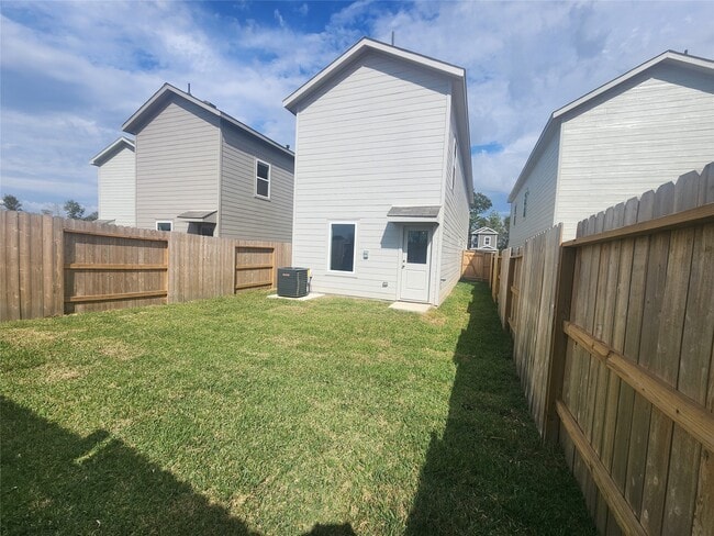 Building Photo - 906 Pertuso Ln