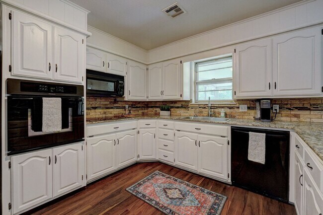 Building Photo - Turnkey Gem: Fully Furnished 5-Bedroom Home with Spacious Layout and Corner Lot!