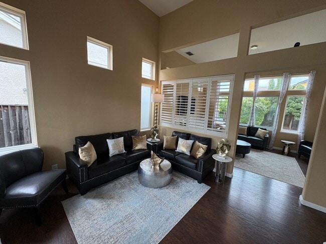 Building Photo - Beautiful 3 Bedroom 2.5 Bath Brentwood Home With SOLAR