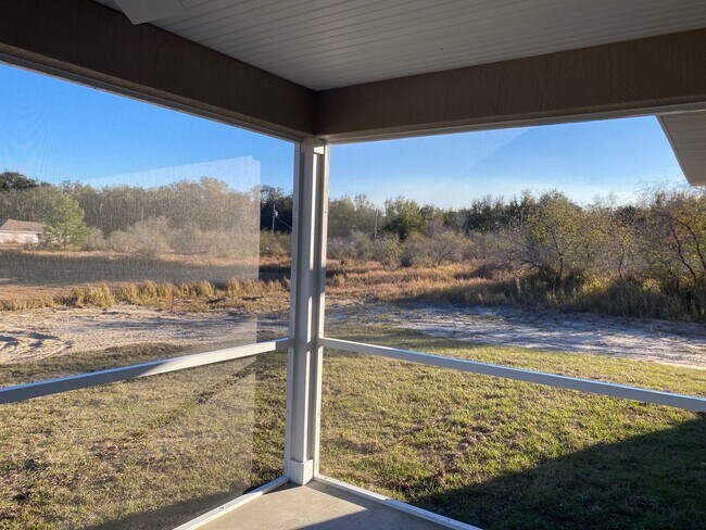 Building Photo - Available December 15th.....Custom Home - Desirable SE Ocala Neighborhood 3/2/2 **WON'T LAST**