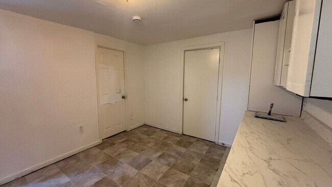 Building Photo - Three Bedroom, Two Bathroom Home in East H...