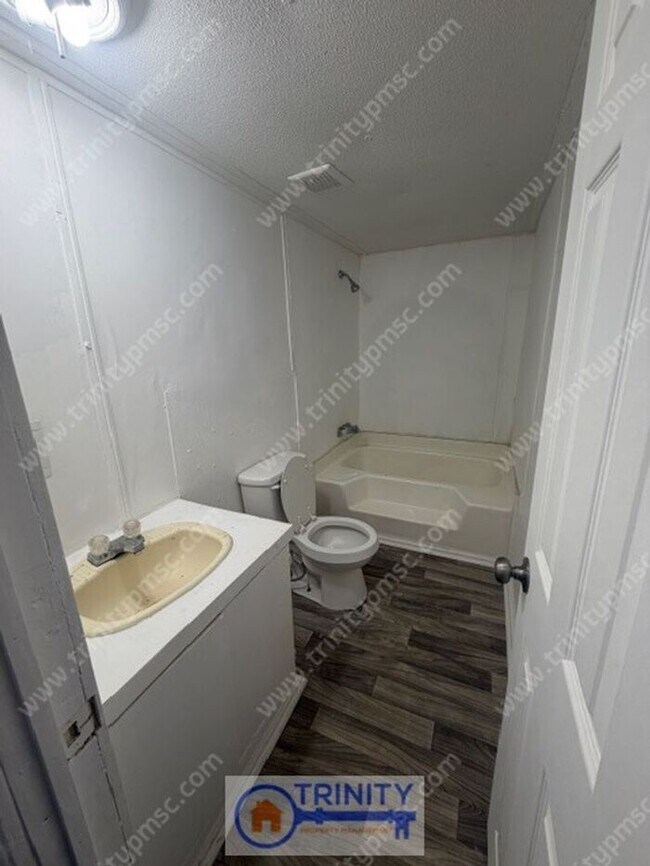 Building Photo - Ready Now! Cute two bed mobile home in Greenville!