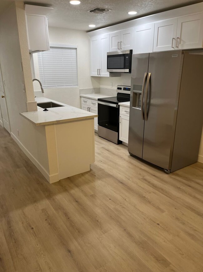 Building Photo - **STUNNING RENOVATED 2 BEDROOM/2 BATHROOM ...