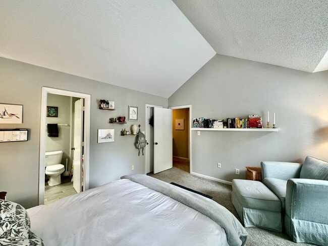 Building Photo - 2-Bedroom Condo Ready 08-01-24! Community ...