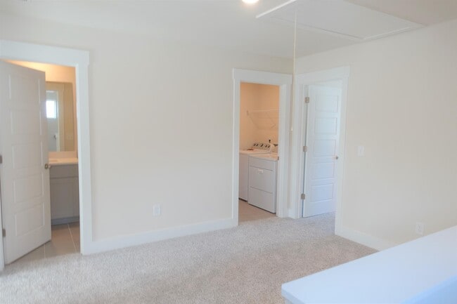 Building Photo - 8 Rockshire Trl