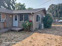 Building Photo - 1011 SE Locust St