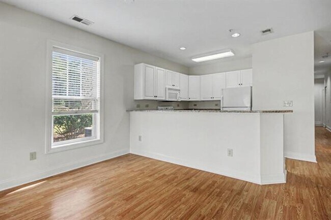 Building Photo - 3BD, 2BA condo with All Utilities included