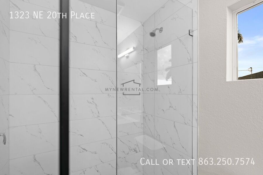 Building Photo - 1323 NE 20th Pl