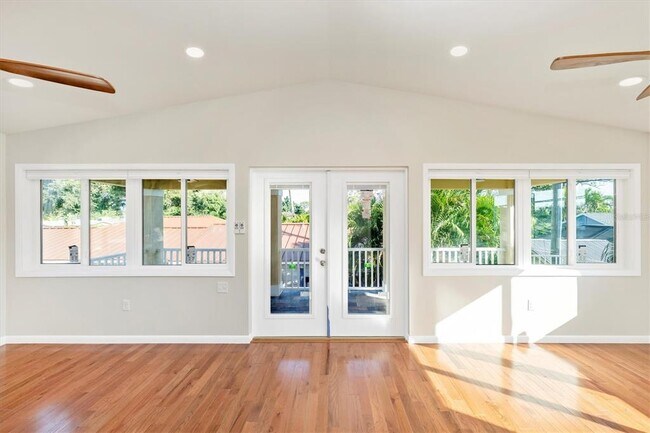 Building Photo - 907 Riviera St