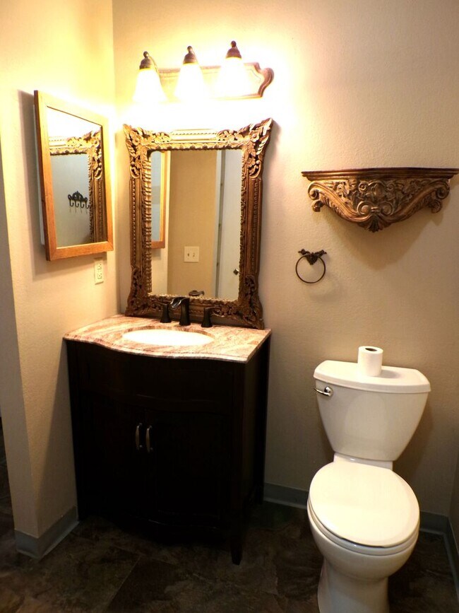 Building Photo - Charming 1 Bed, 1 Bath Main-Floor Condo in...