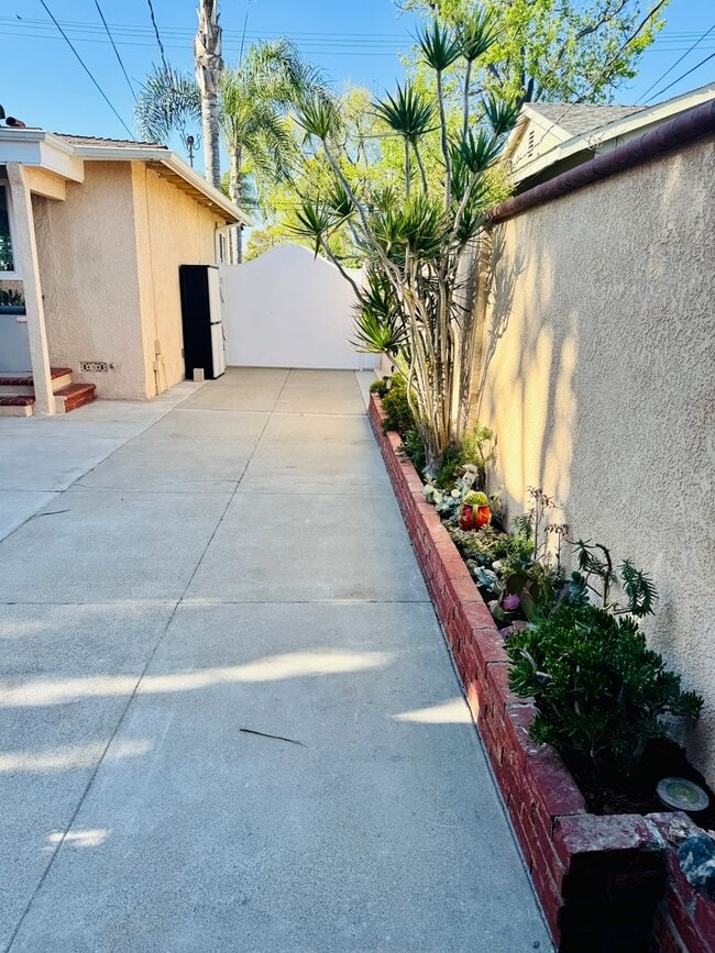 Building Photo - Beautifully Built 2-bedroom, 1.5-bath ADU ...