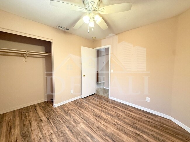 Building Photo - 5061 W Glenview Pl